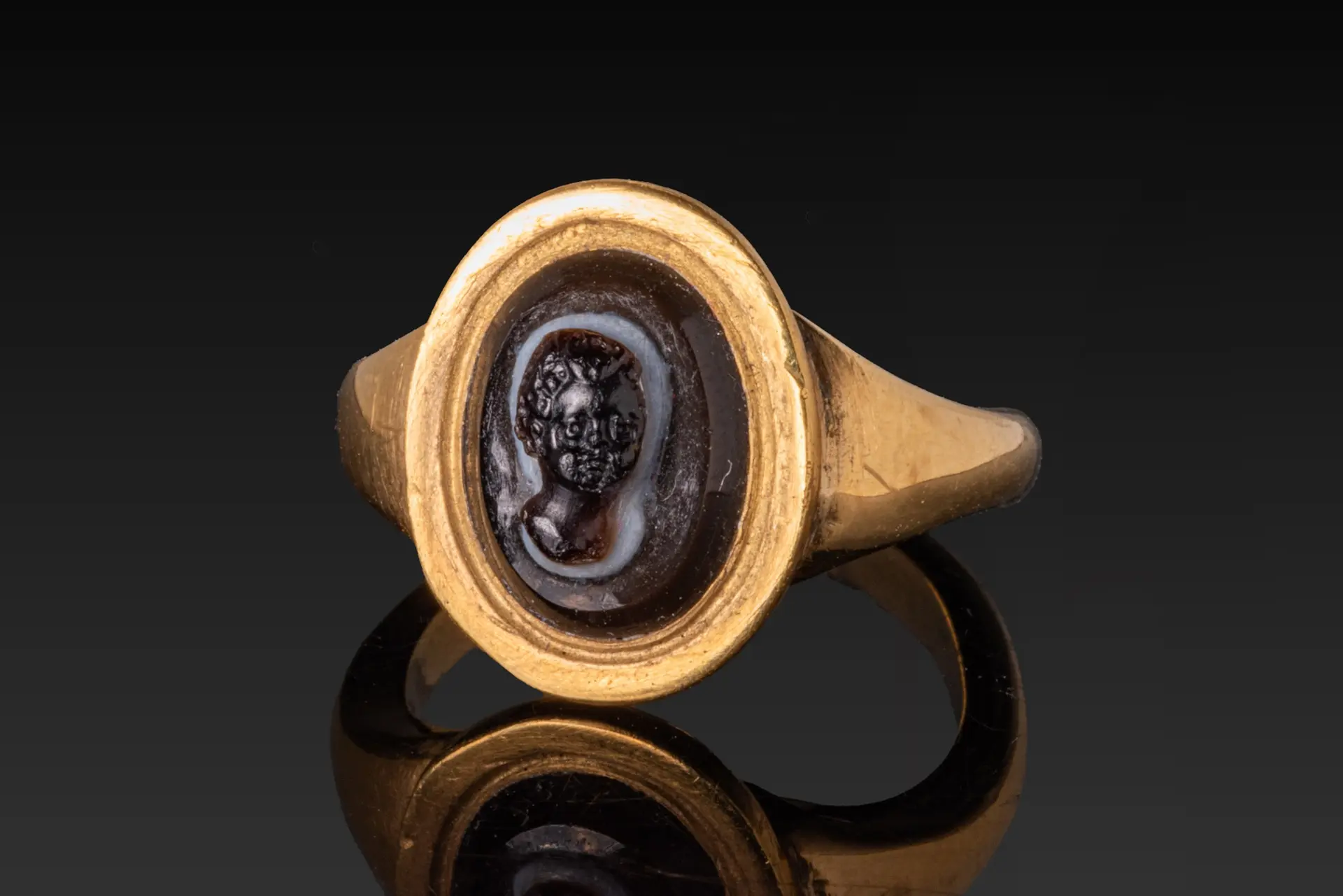 ROMAN BANDED AGATE CAMEO OF A CHILD IN HIGH KARAT GOLD RING