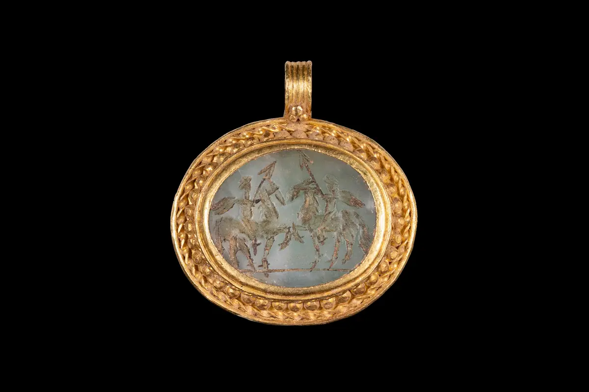 ROMAN GOLD AND MALACHITE PENDANT DEPICTING EROTES RIDING HORSES AND