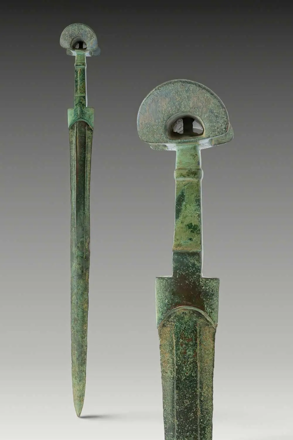 FANTASTIC BRONZE AGE LONGSWORD WITH BILOBATE POMMEL