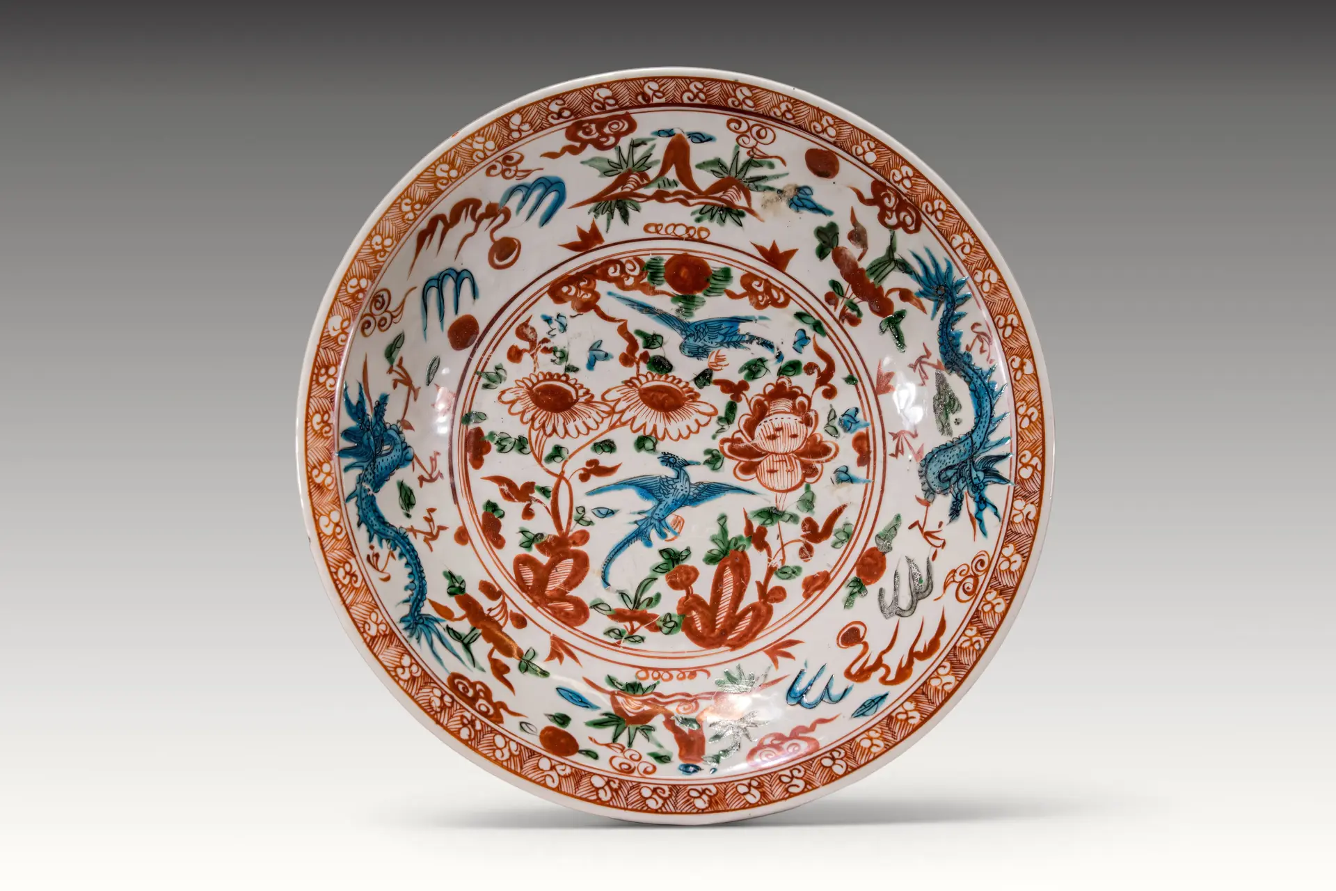 CHINESE SWATOW POYCHROME-ENAMELLED CHARGER