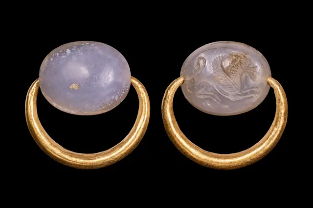 GRAECO-ETRUSCAN GOLD SWIVEL RING WITH CHALCEDONY SCARAB ENGRAVED WITH A GRIFFIN