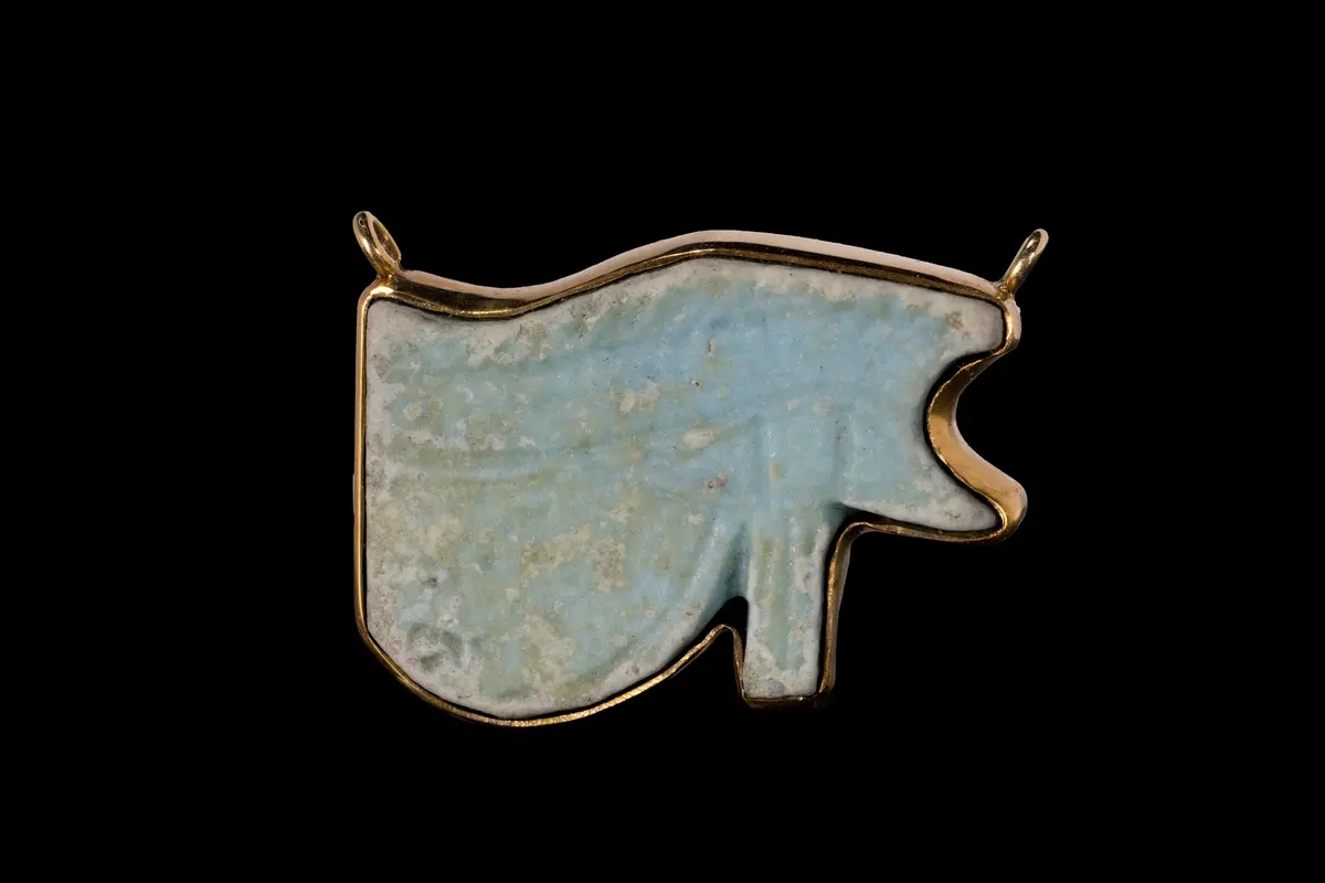 EGYPTIAN FAIENCE EYE AMULET IN GOLD PENDANT