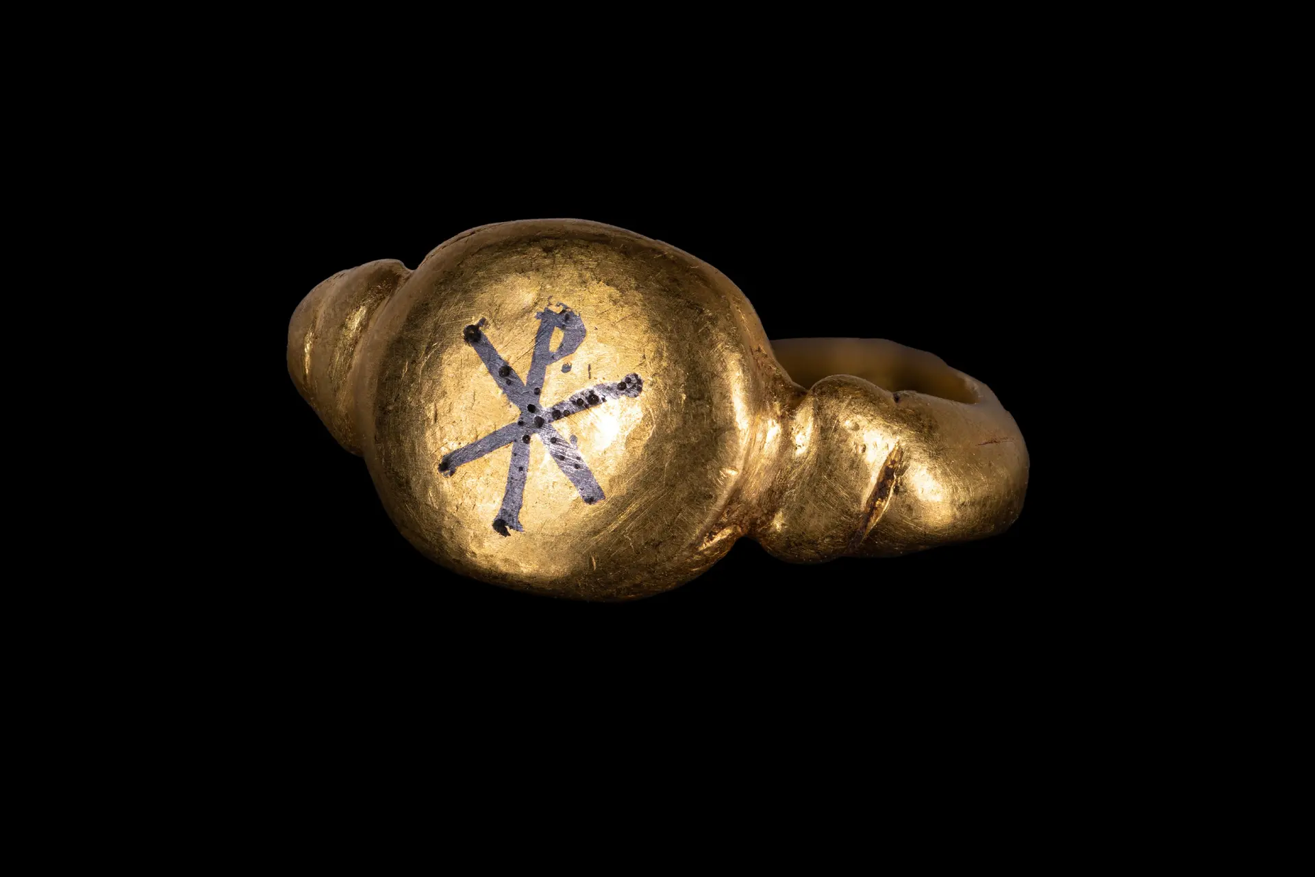 EARLY BYZANTINE GOLD AND NIELLO RING WITH CHI-RHO