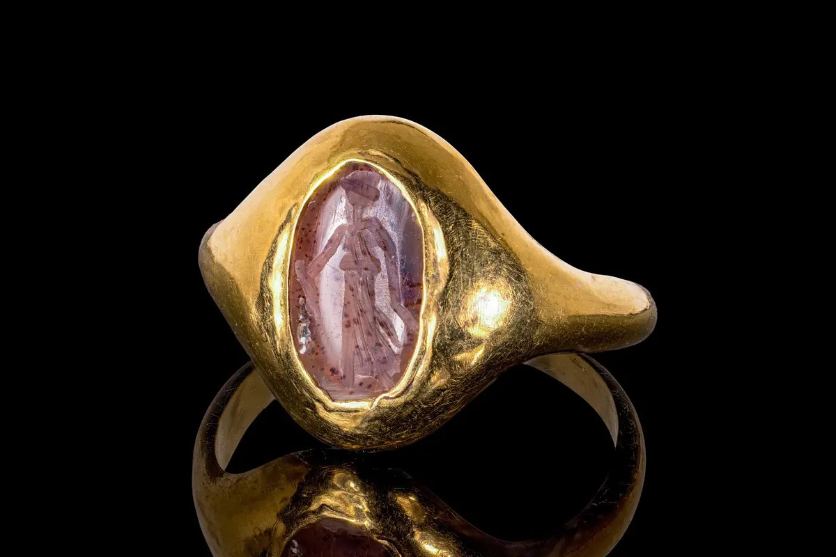 ROMAN GARNET INTAGLIO OF A GODDESS IN GOLD RING