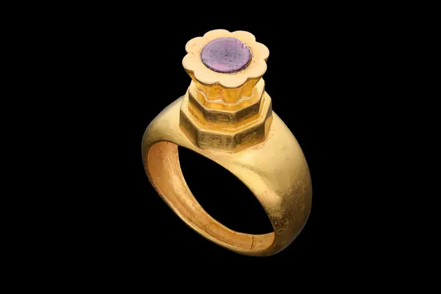 MEROVINGIAN GOLD RING WITH GARNET IN FLOWER-SHAPED BEZEL
