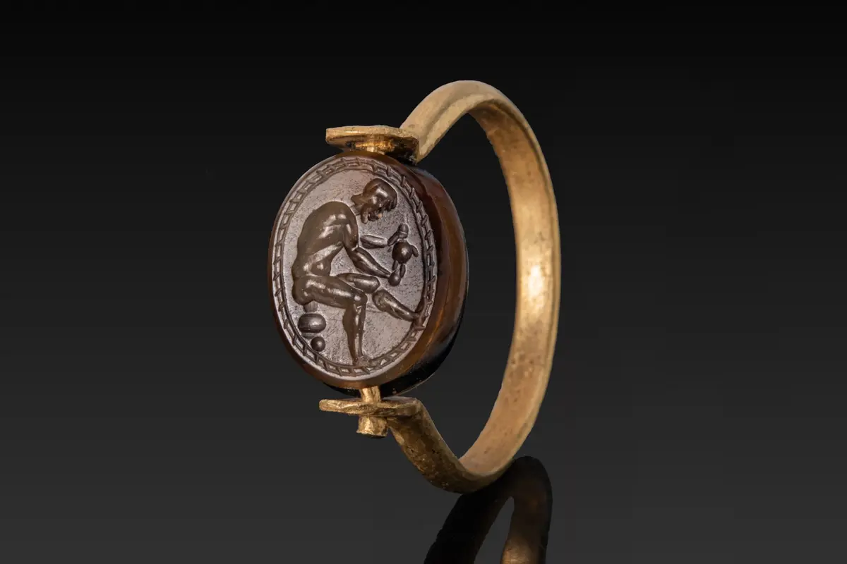 ETRUSCAN BANDED AGATE SCARAB WITH TINIA HOLDING AN IDOL IN HIGH KARAT