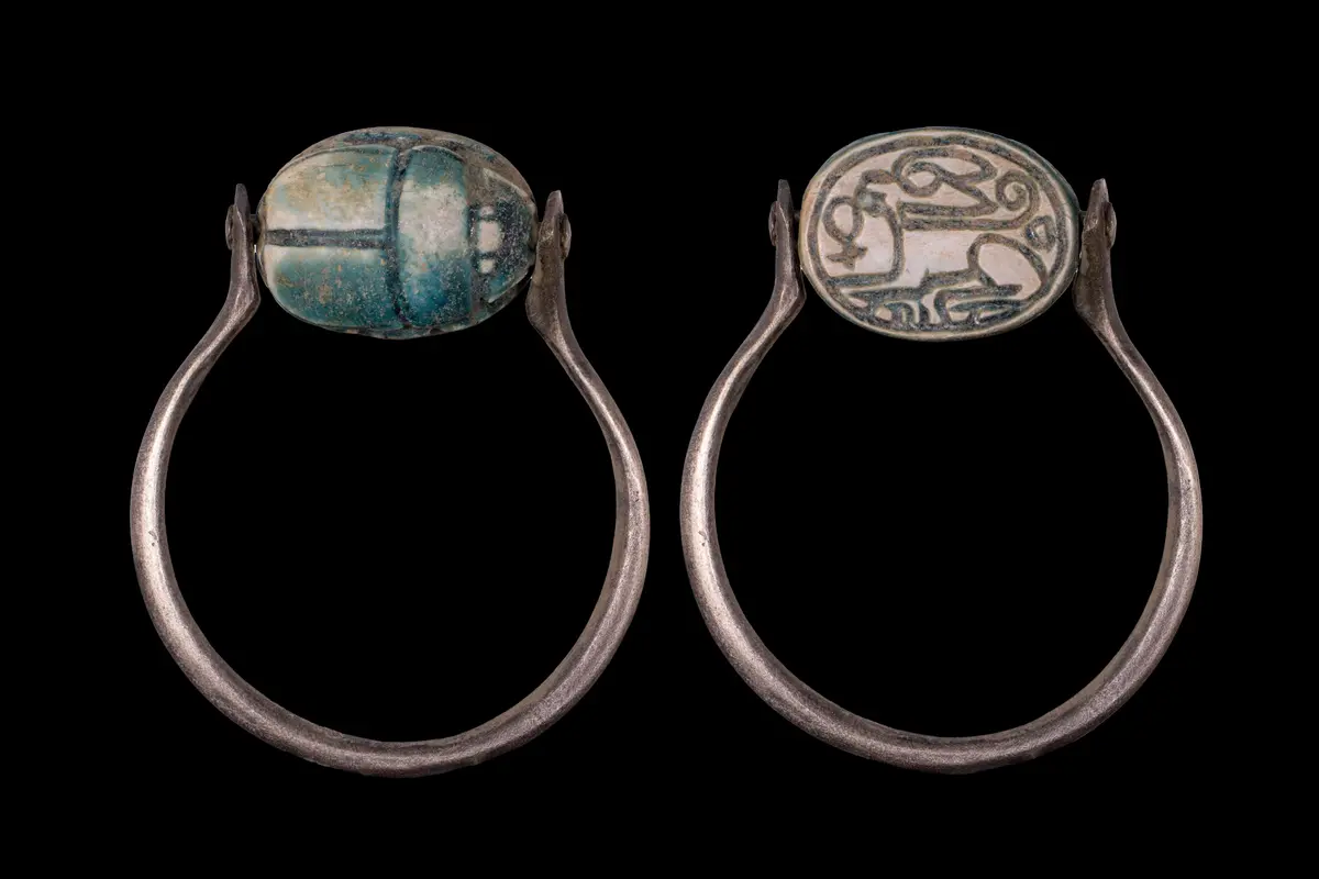 EGYPTIAN GLAZED STEATITE SCARAB ENGRAVED WITH A HARE AND ANKH IN SILVER RING