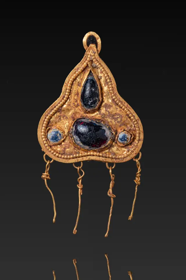 BYZANTINE HIGH KARAT GOLD PENDANT WITH GARNETS AND GLASS CABOCHONS