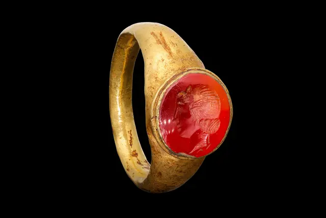 ROMAN GOLD RING WITH CARNELIAN INTAGLIO OF LUNA