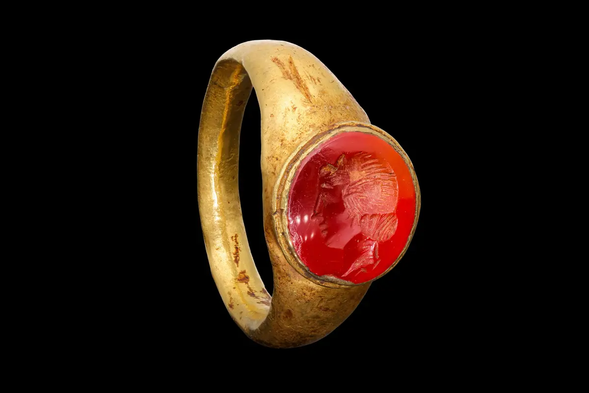 ROMAN GOLD RING WITH CARNELIAN INTAGLIO OF LUNA