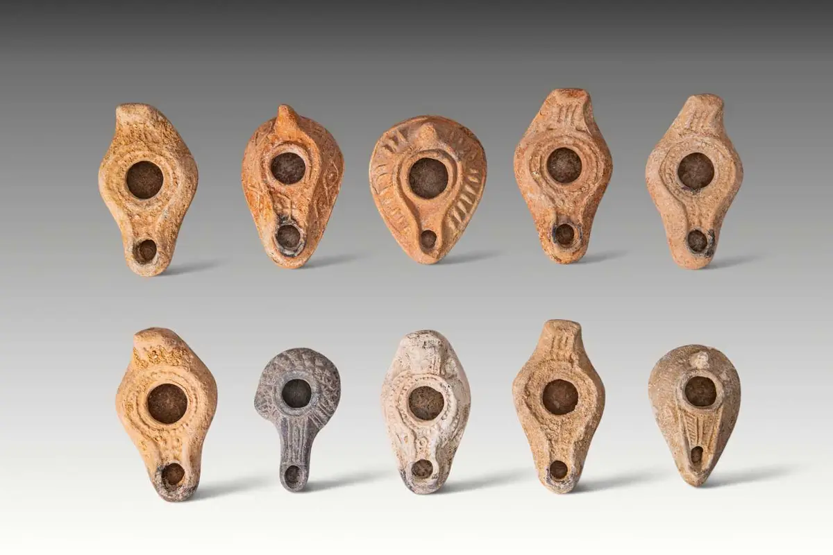 COLLECTION OF GREEK AND ROMAN TERRACOTTA OIL LAMPS