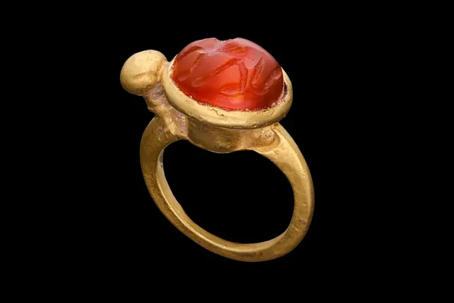 SASANIAN GOLD RING WITH CARNELIAN INTAGLIO OF A LION