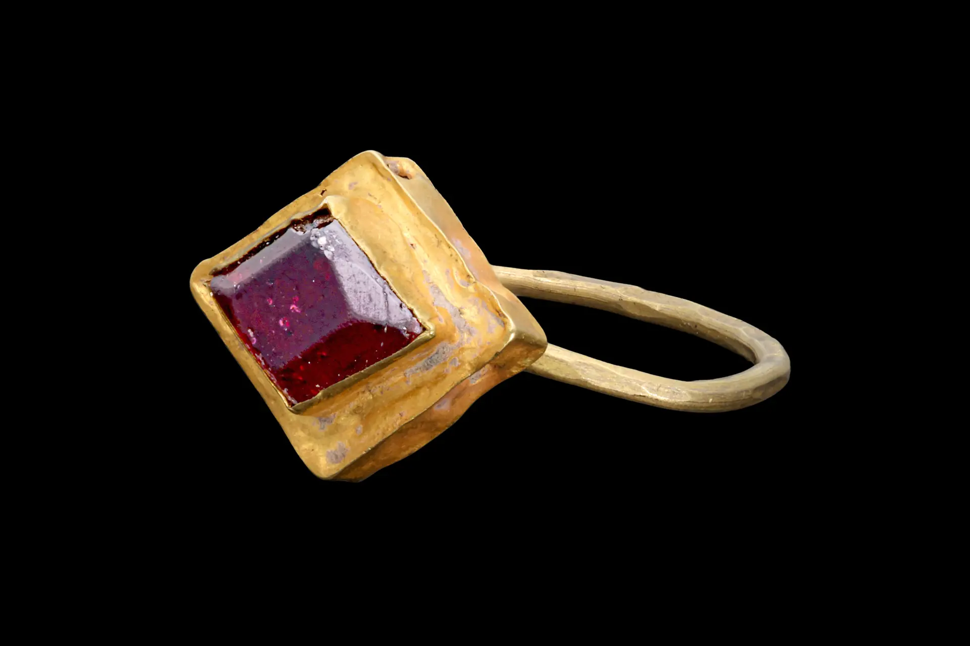 LATE ROMAN / EARLY BYZANTINE GOLD RING WITH RED GARNET GEM
