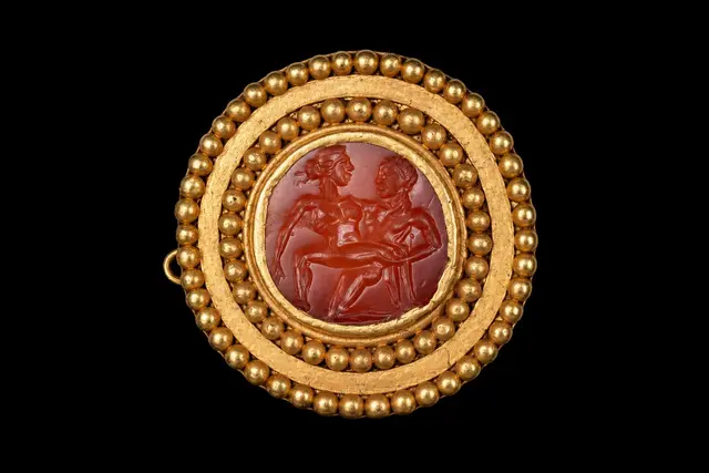 ROMAN GOLD PENDANT WITH CARNELIAN INTAGLIO WITH EROTIC SCENE