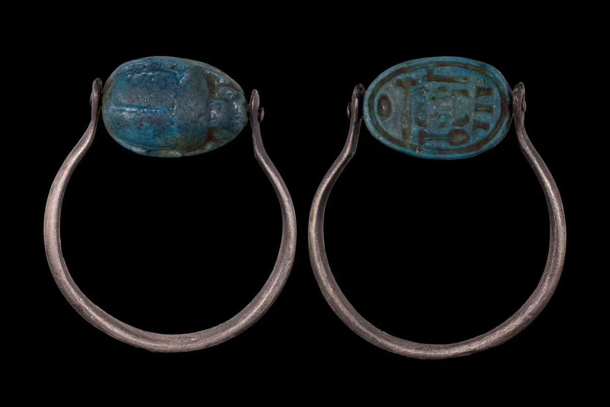 EGYPTIAN GLAZED STEATITE SCARAB WITH HIEROGLYPHIC INSCRIPTION IN SILVER RING
