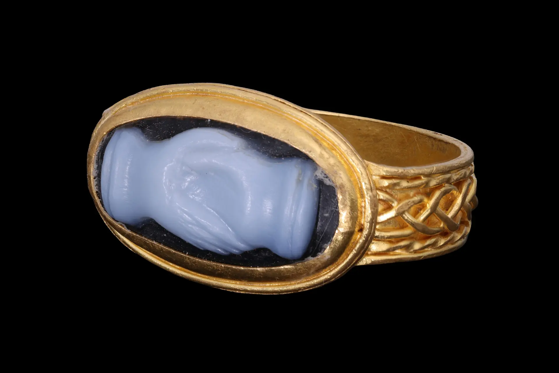 ROMAN AGATE CAMEO OF CLASPED HANDS IN GOLD RING