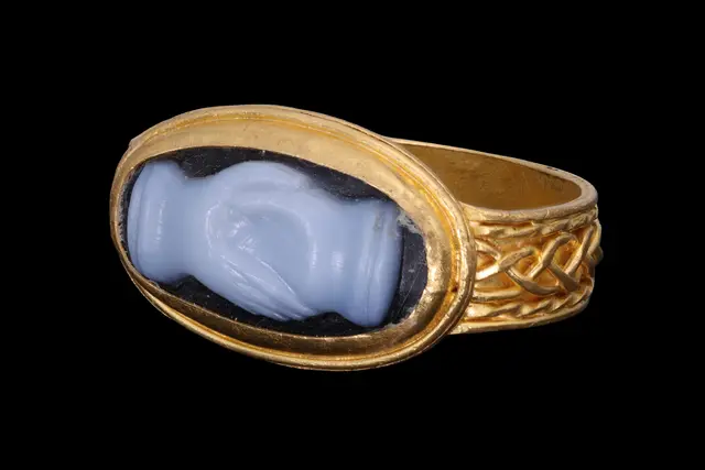 ROMAN AGATE CAMEO OF CLASPED HANDS IN GOLD RING