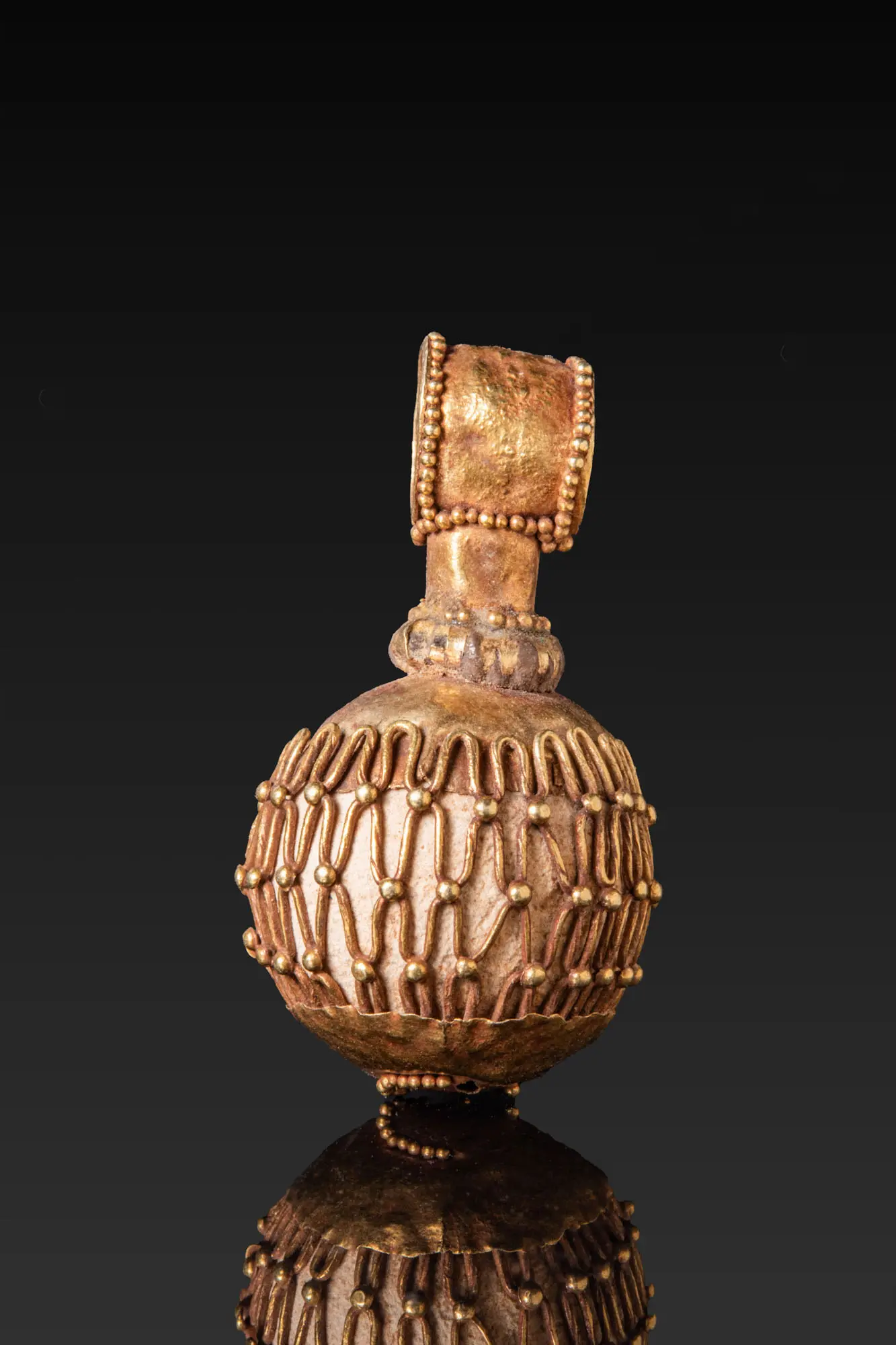 HELLENISTIC GOLD SPHERE PENDANT WITH GRANULATION