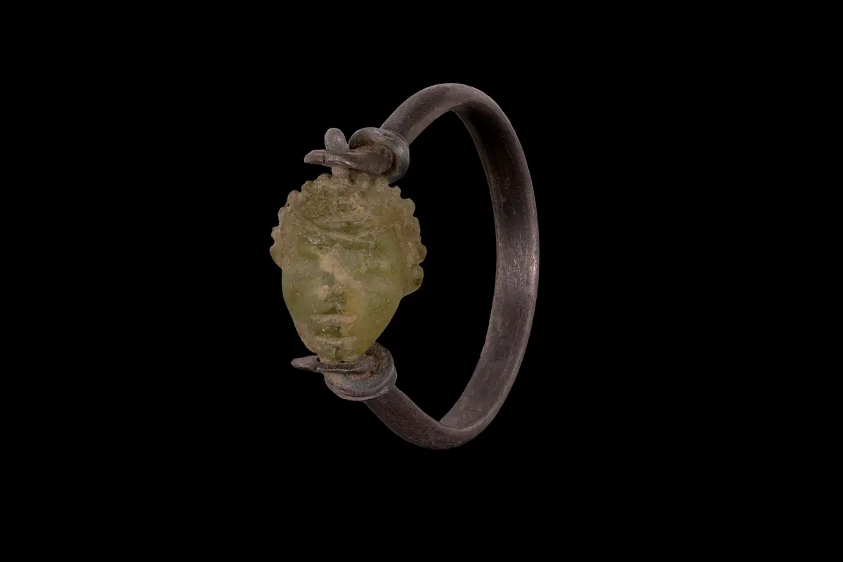 ROMAN GLASS AFRICAN HEAD IN SILVER RING