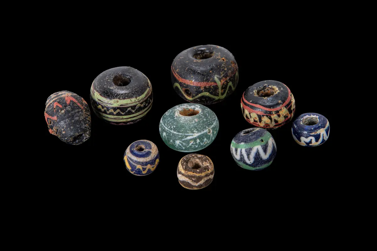 COLLECTION OF GRAECO-ROMAN GLASS BEADS WITH ZIG-ZAG MOTIFS