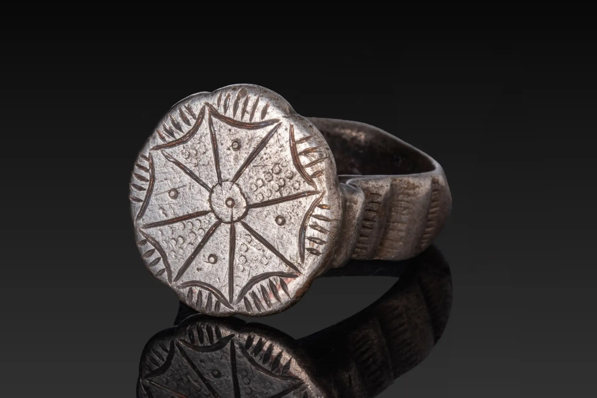 MEDIEVAL SILVER RING WITH A STYLISED FLOWER