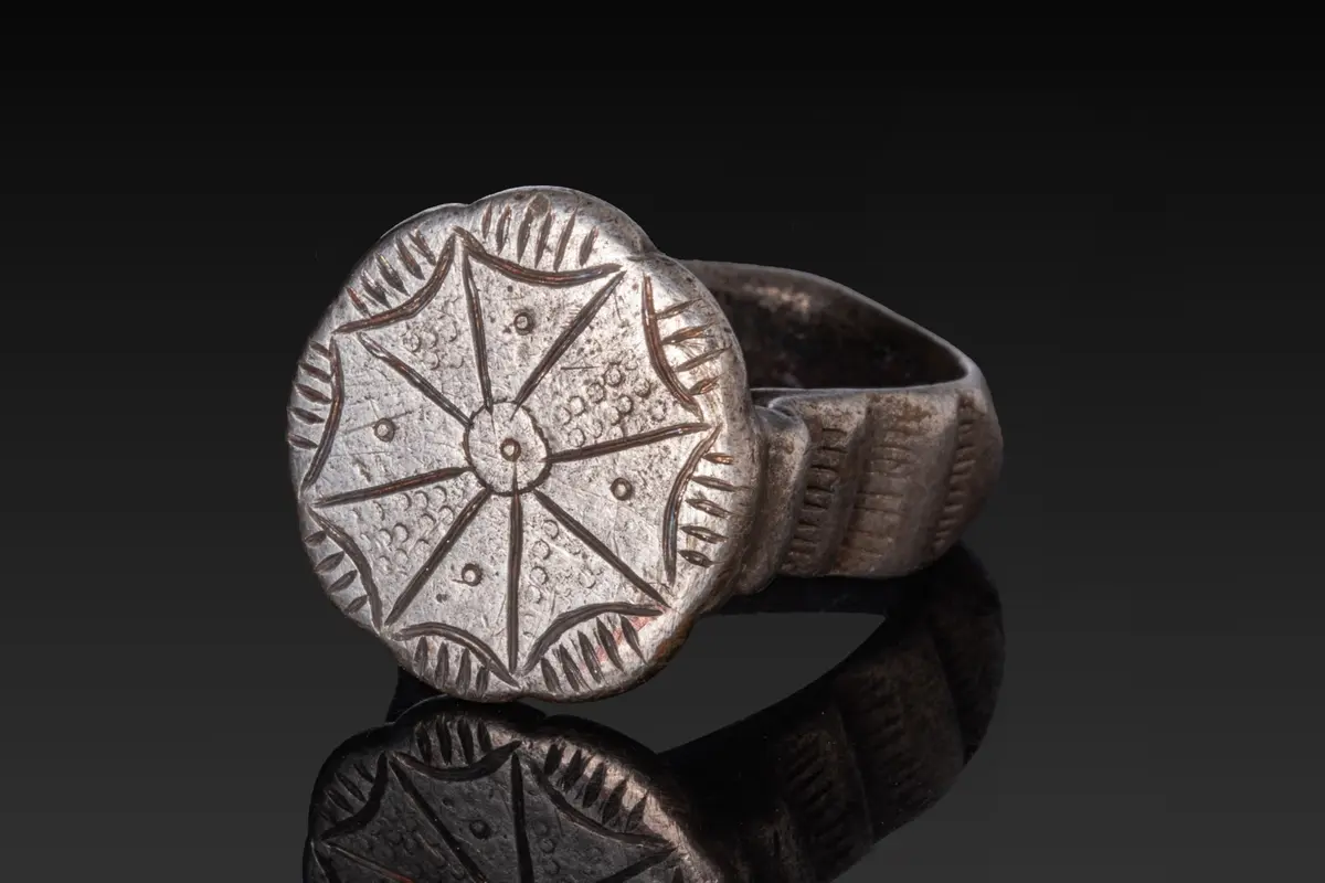 MEDIEVAL SILVER RING WITH A STYLISED FLOWER