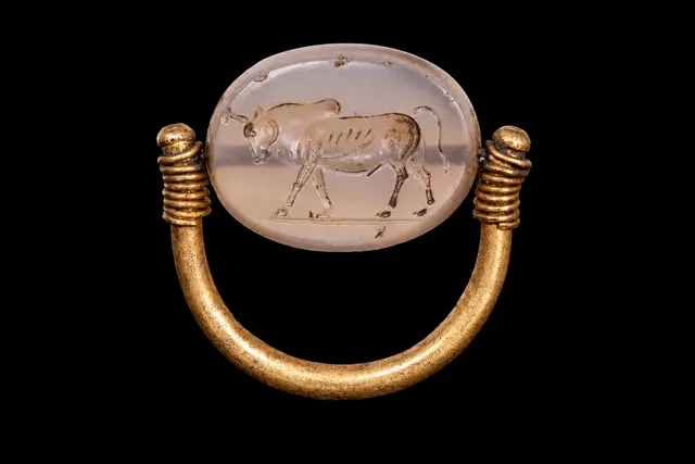 EASTERN GREEK GOLD SWIVEL RING WITH CHALCEDONY SCARAB ENGRAVED WITH A BULL