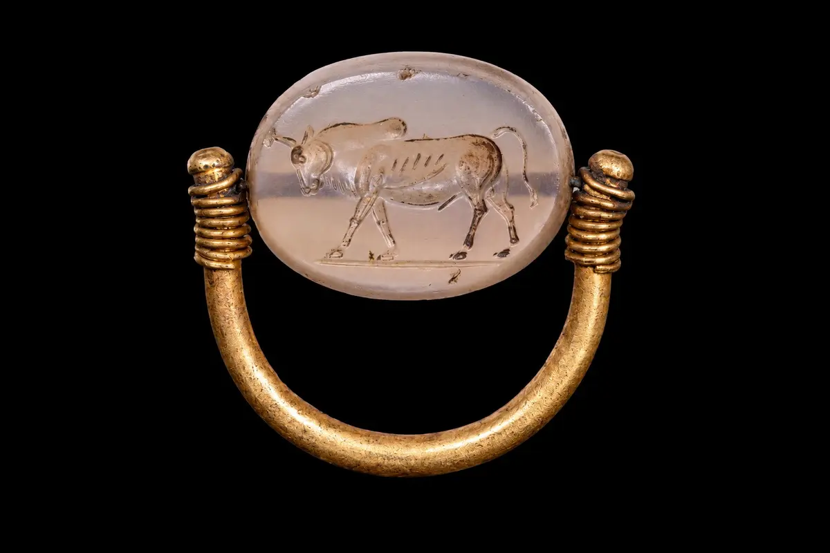 EASTERN GREEK GOLD SWIVEL RING WITH CHALCEDONY SCARAB ENGRAVED WITH A BULL