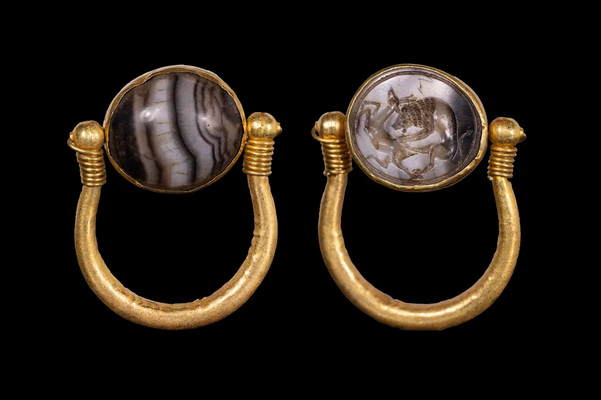 GREEK GOLD SWIVEL RING WITH AGATE SCARAB ENGRAVED WITH A LION HUNTING A DEER