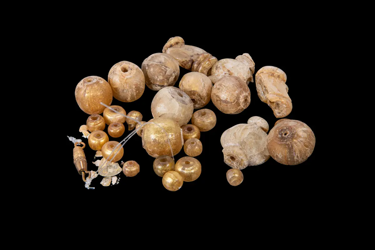 LARGE COLLECTION OF ROMAN GOLD LEAF GLASS BEADS