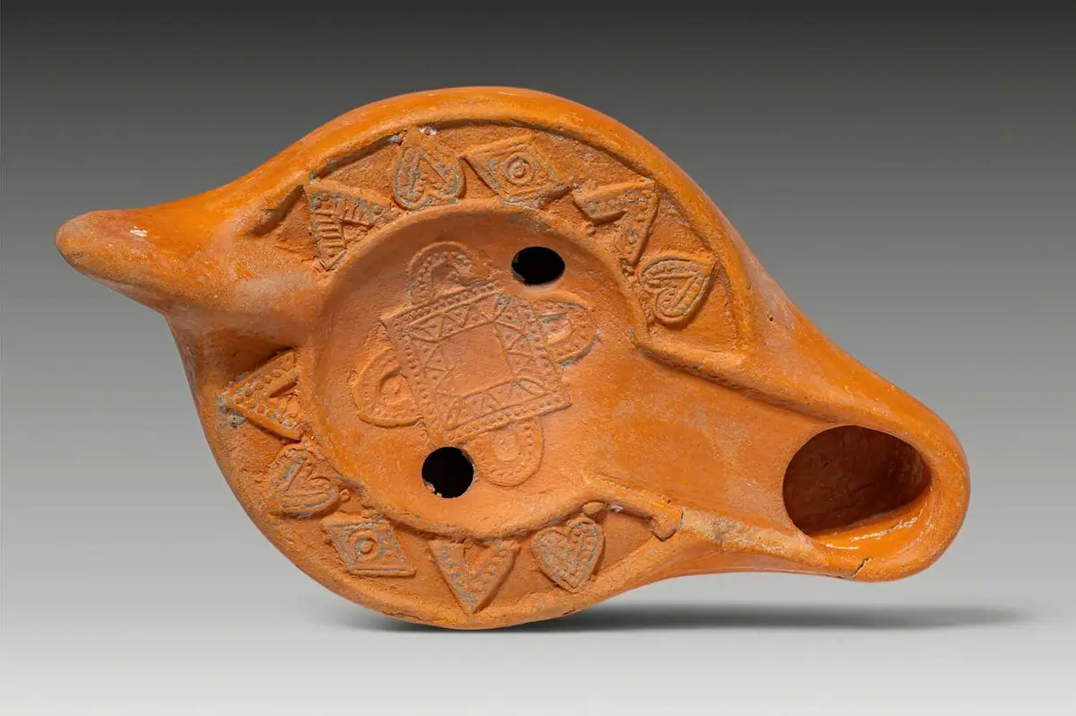 LATE ROMAN TERRACOTTA OIL LAMP WITH GEOMETRIC MOTIF