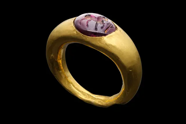 ROMAN GOLD RING WITH GARNET INTAGLIO OF AN IBEX