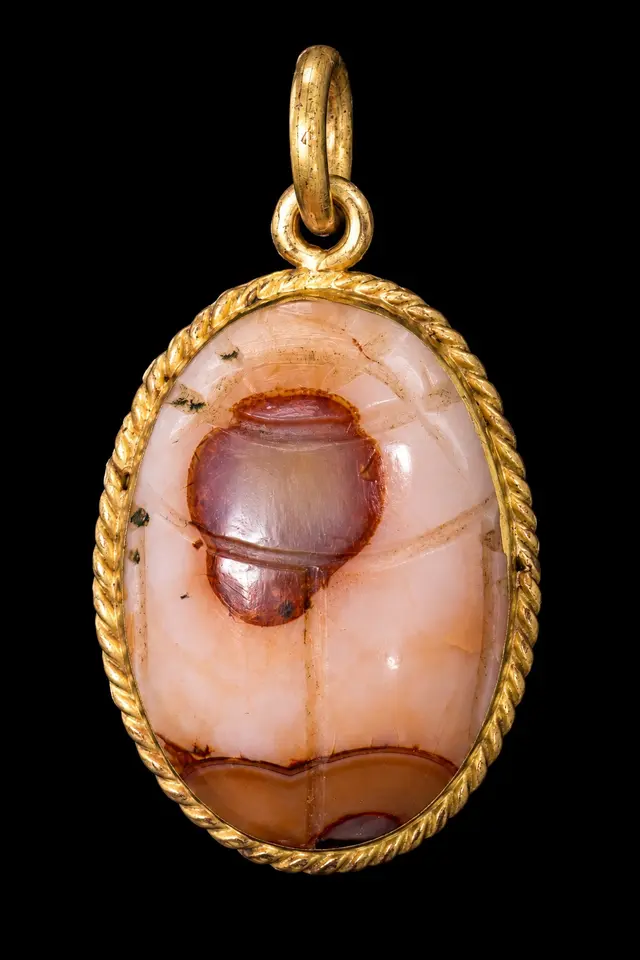 EGYPTIAN AGATE SCARAB IN GOLD PENDANT