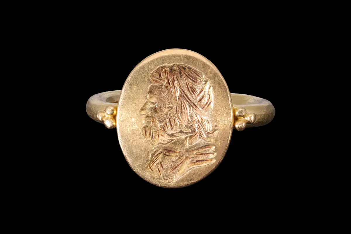 HELLENISTIC GOLD RING WITH PHILOSOPHER