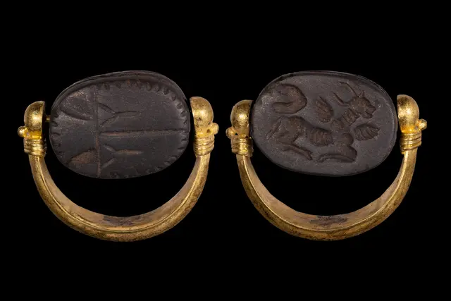 PHOENICIAN BLACK STONE SCARABOID WITH WINGED BULL IN GOLD SWIVEL RING