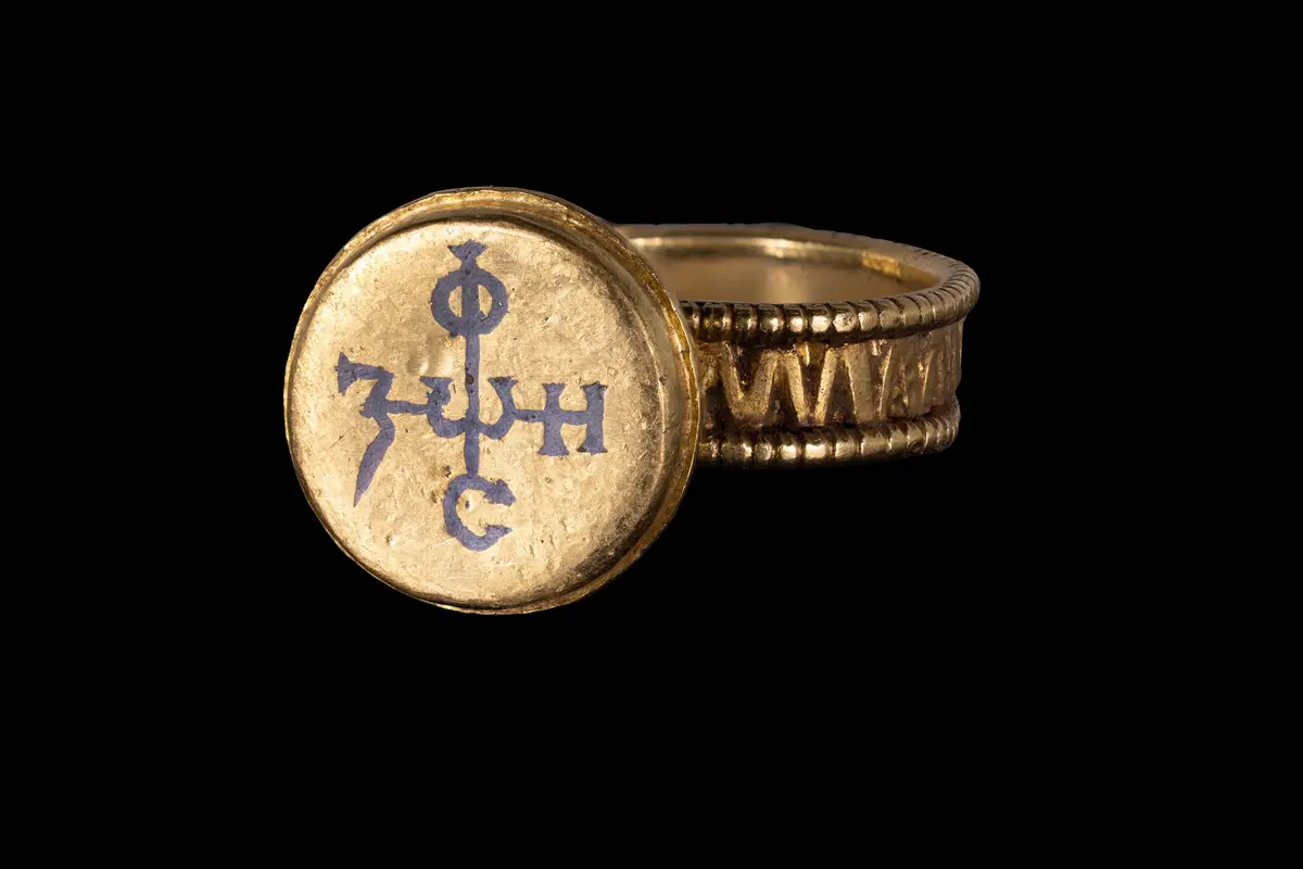 BYZANTINE GOLD AND NIELLO RING WITH MONOGRAM