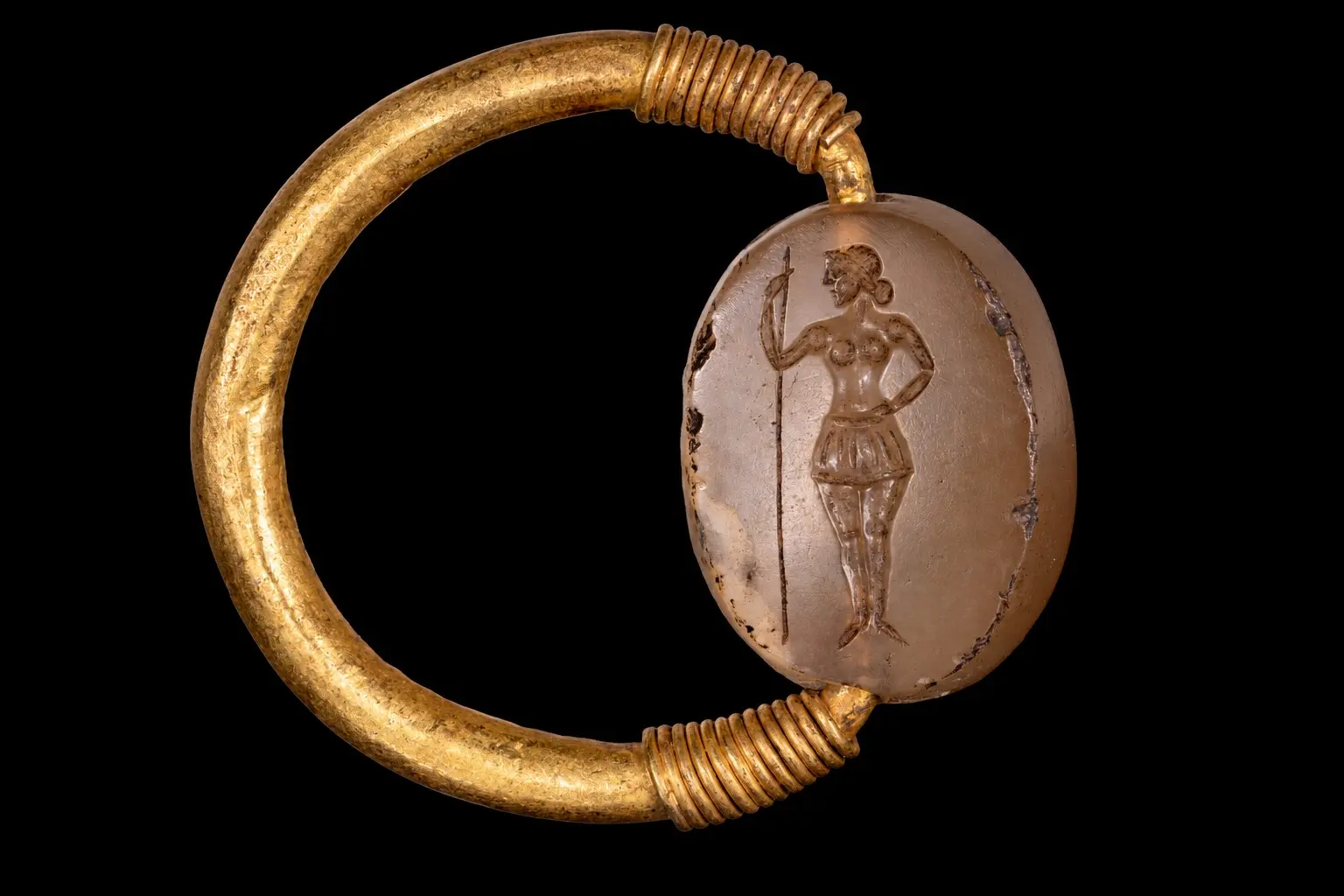 GREEK GOLD SWIVEL RING WITH AGATE SCARAB ENGRAVED WITH APHRODITE VICTRIX