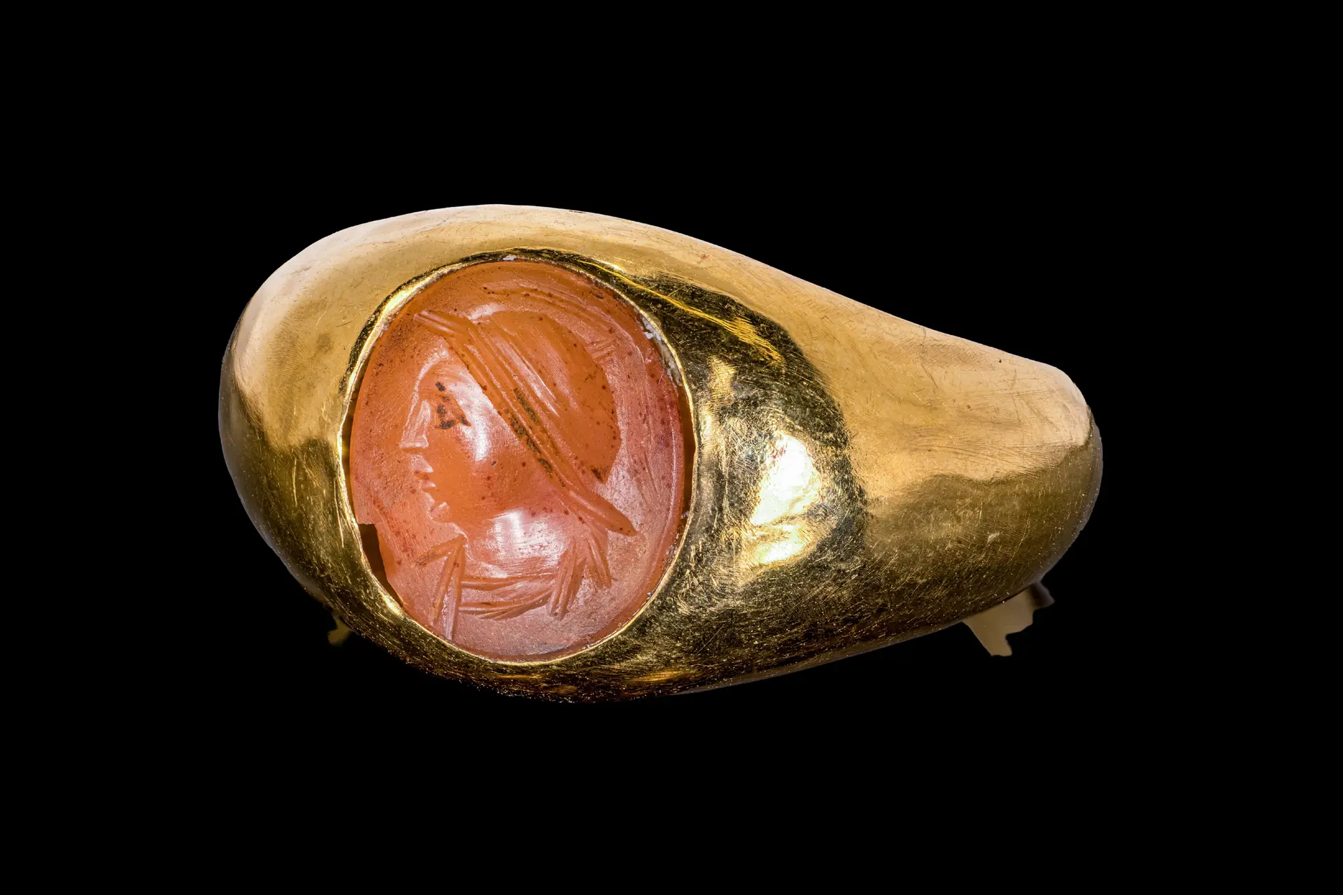 ROMAN CARNELIAN INTAGLIO WITH THE BUST OF MINERVA IN GOLD RING