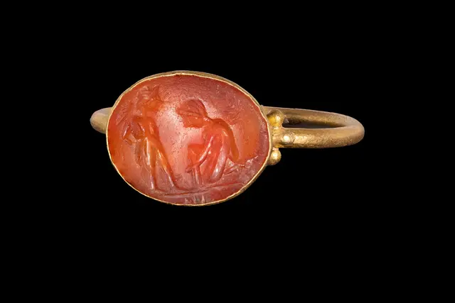 LATE ROMAN GOLD RING WITH CARNELIAN INTAGLIO OF EROTES