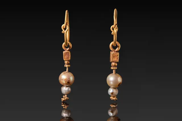 PAIR OF BYZANTINE GOLD AND PEARL EARRINGS