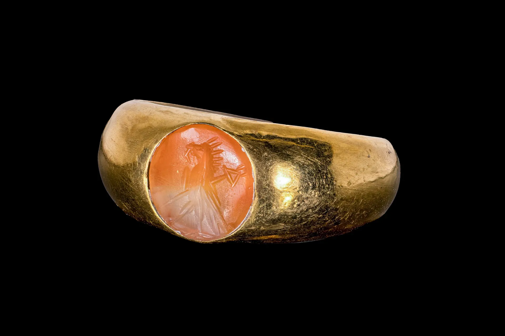 ROMAN CARNELIAN INTAGLIO OF AN EAGLE AND STANDARD IN GOLD RING