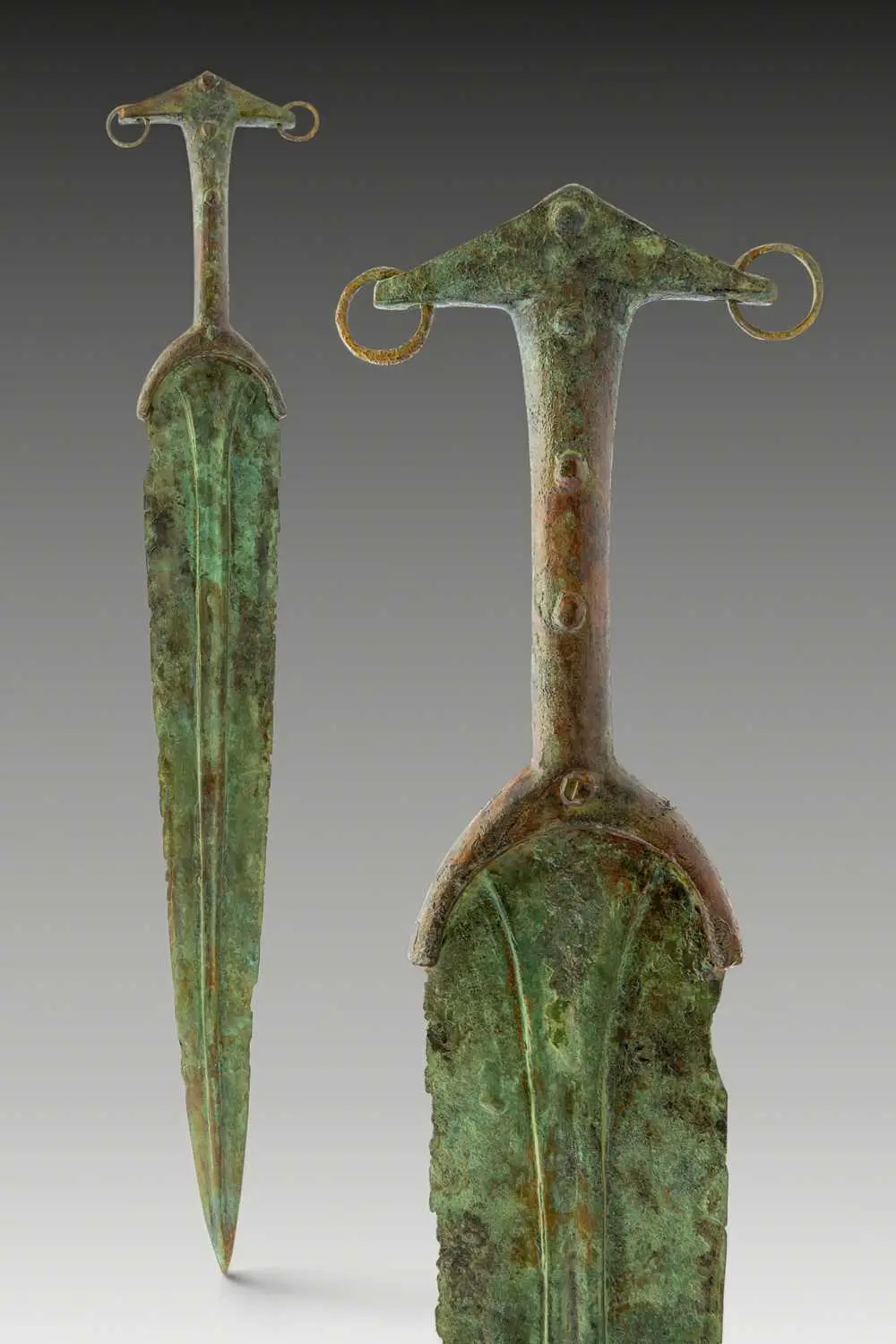 BRONZE AGE / EARLY GREEK PERIOD DAGGER WITH RINGS ON THE POMMEL