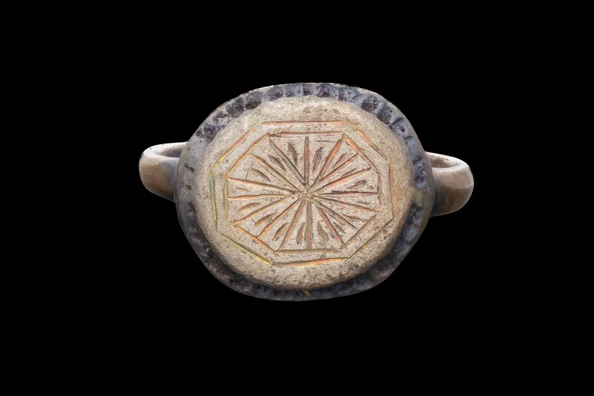 MEDIEVAL SILVER-GILT RING WITH ENGRAVED BEZEL