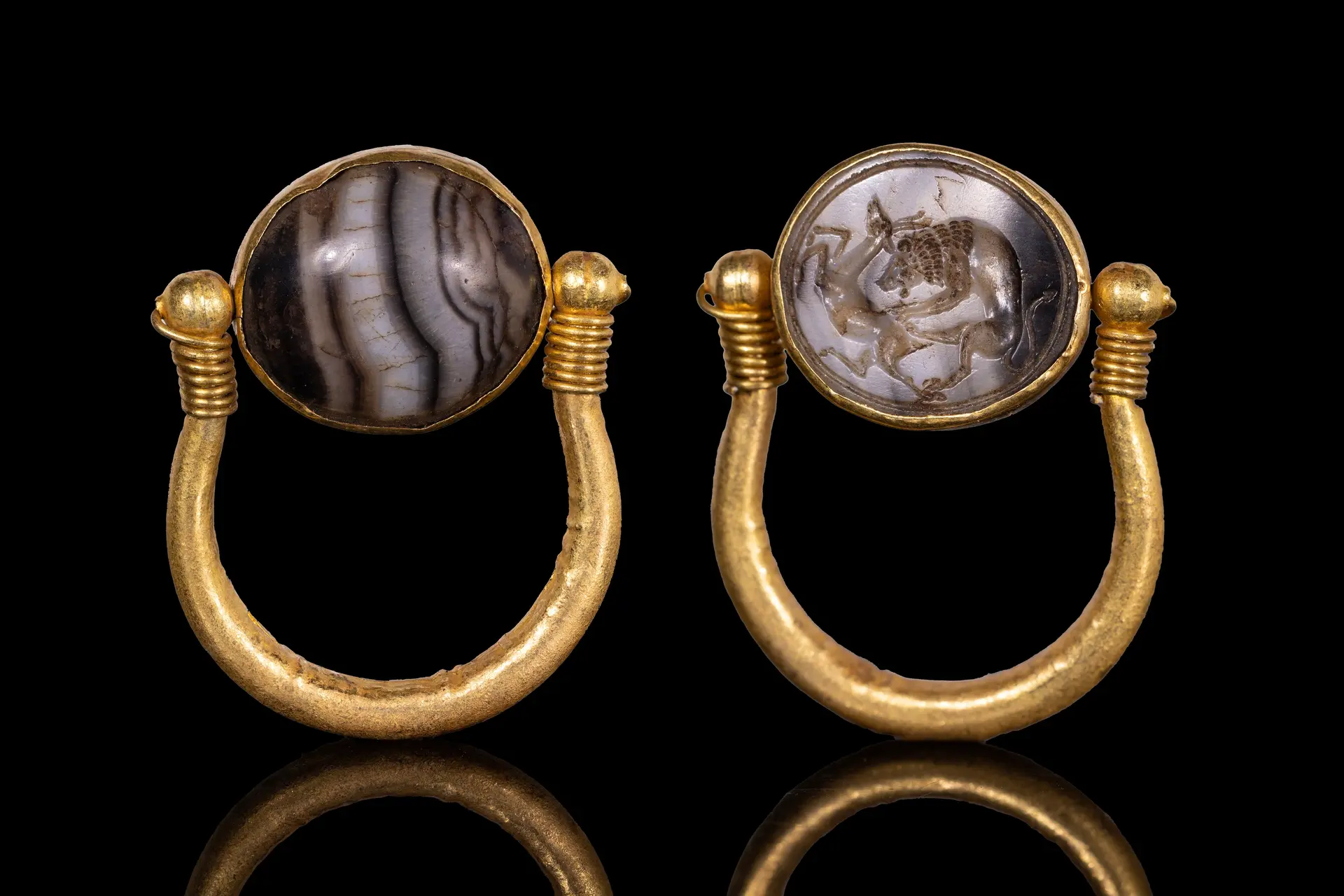GREEK GOLD SWIVEL RING WITH AGATE SCARAB ENGRAVED WITH A LION HUNTING A DEER