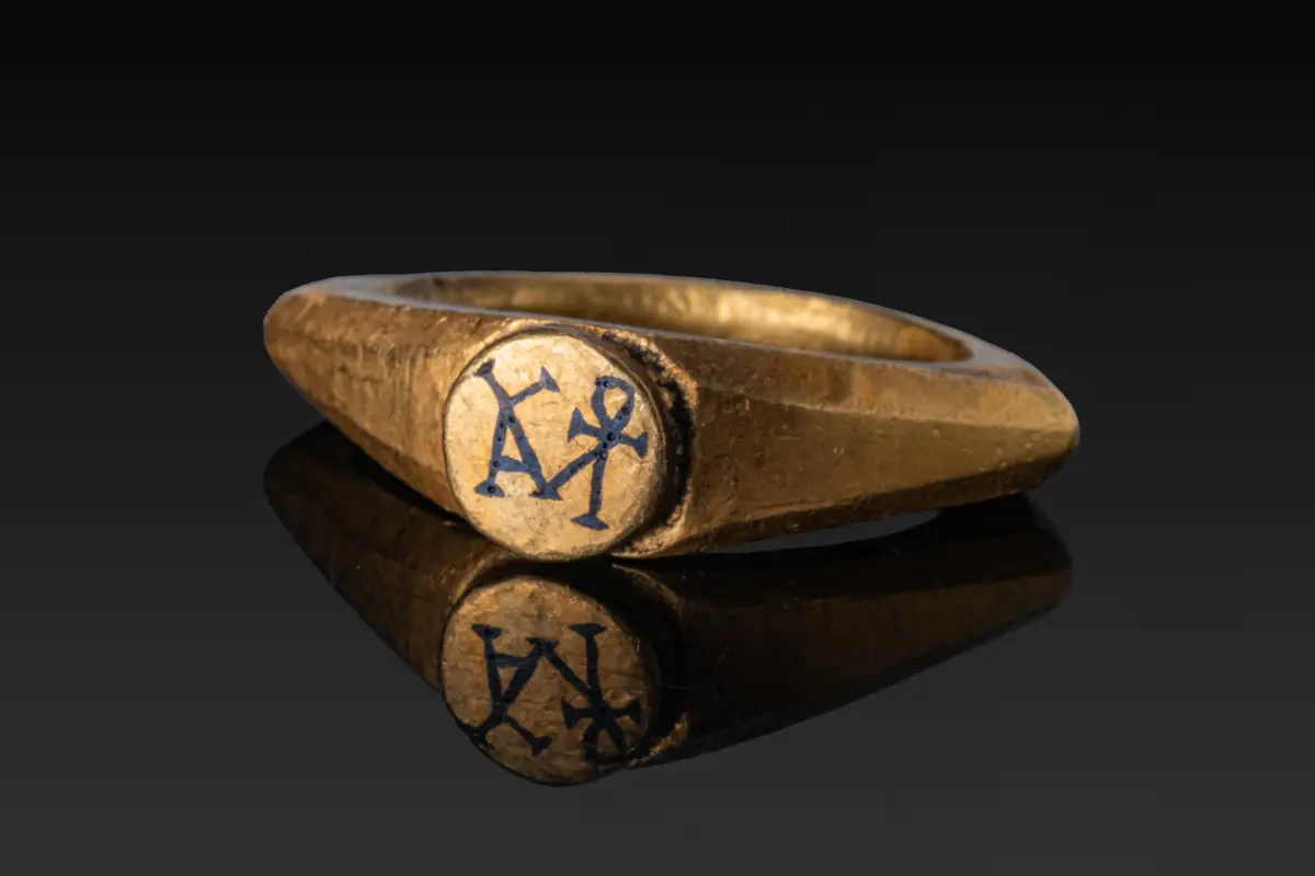 BYZANTINE HIGH KARAT GOLD RING WITH NIELLO MONOGRAM