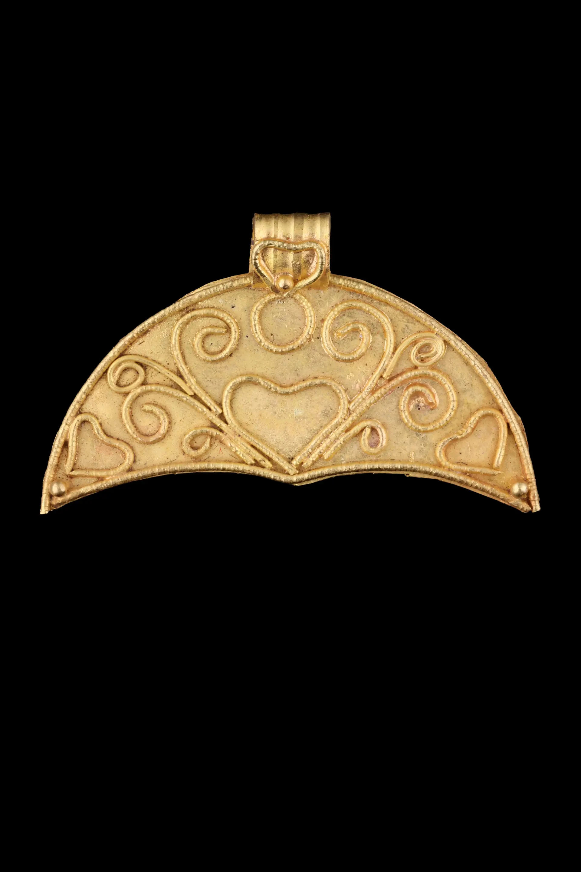 HELLENISTIC GOLD LUNULA PENDANT WITH FLORAL MOTIF