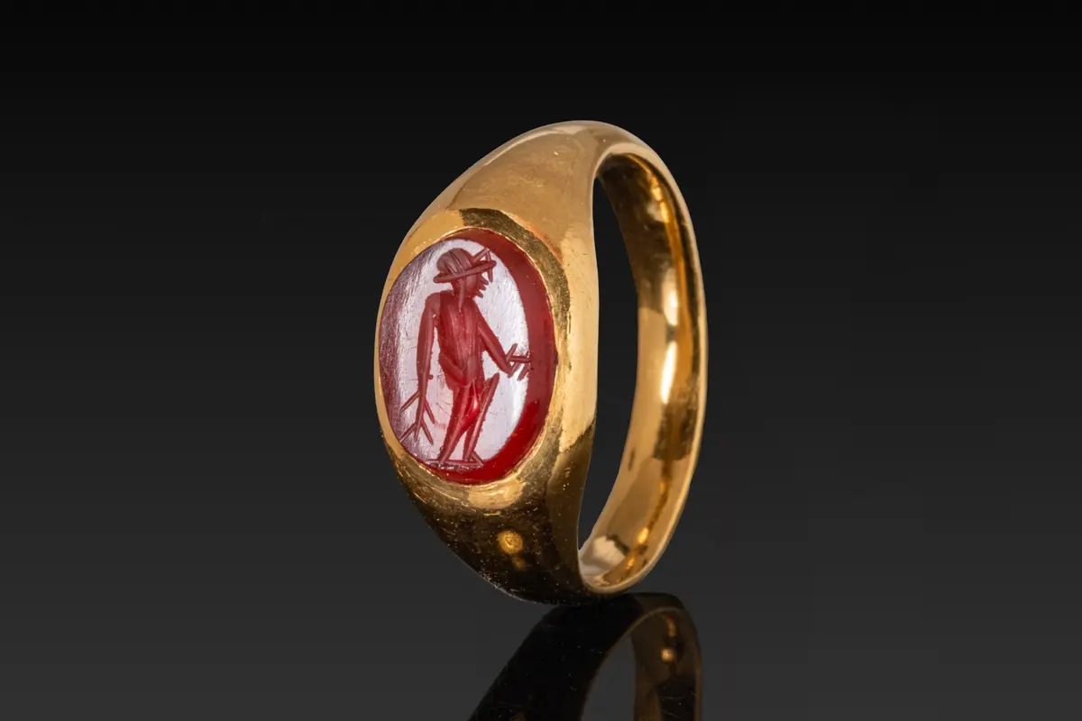 ROMAN CARNELIAN INTAGLIO DEPICTING EPHEBE OR MERCURY IN GOLD RING