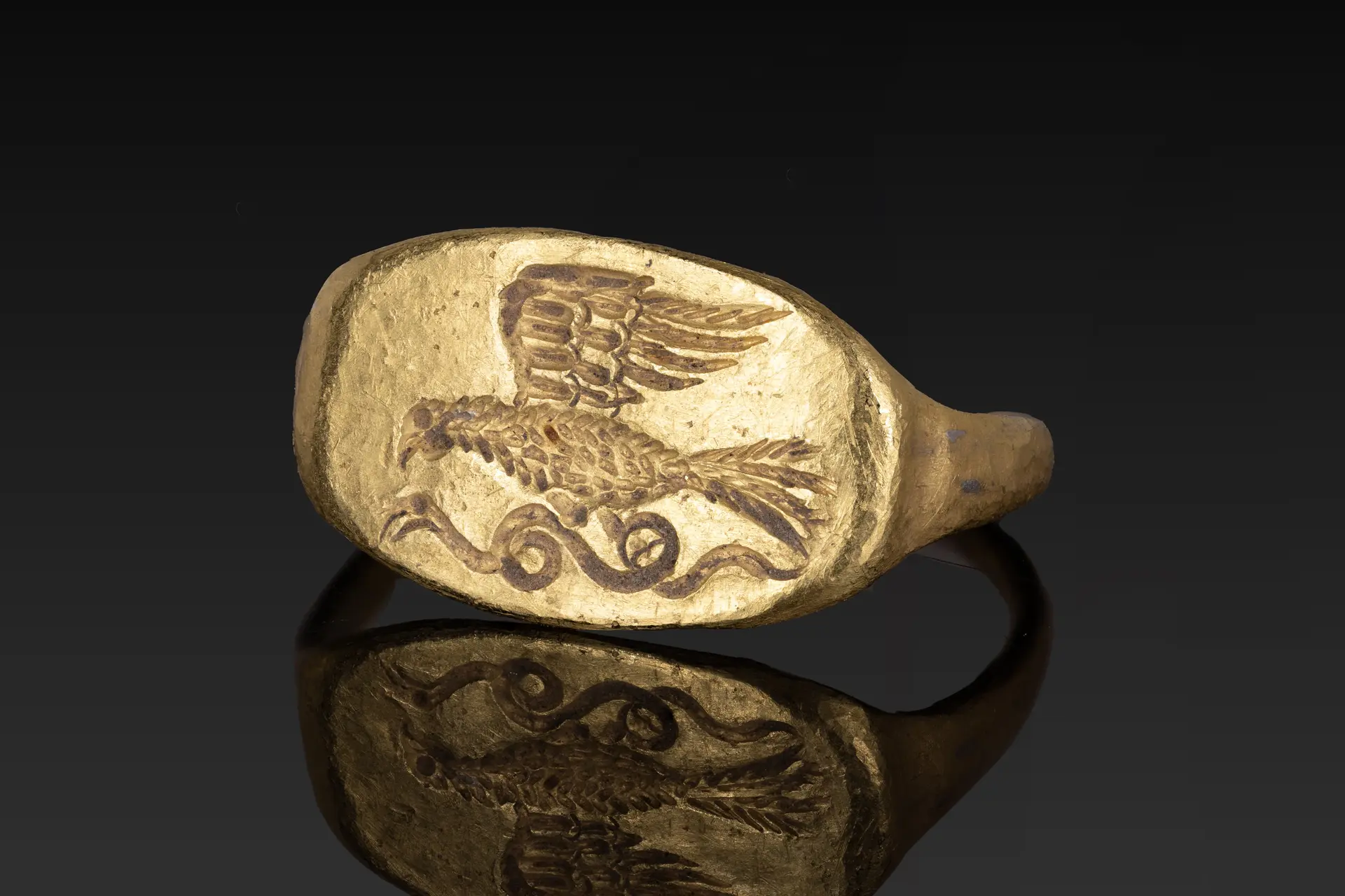 ROMAN SOLID GOLD RING WITH EAGLE GRASPING A SNAKE