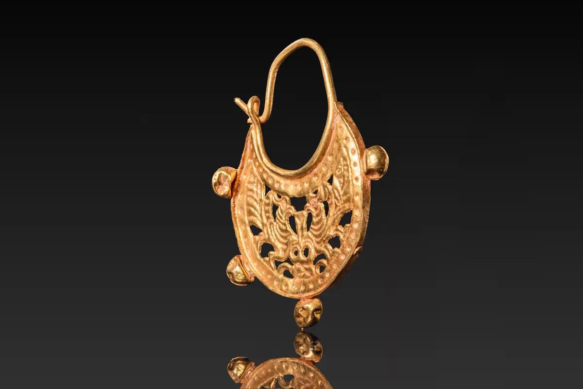 LARGE BYZANTINE GOLD EARRING WITH PEACOCKS