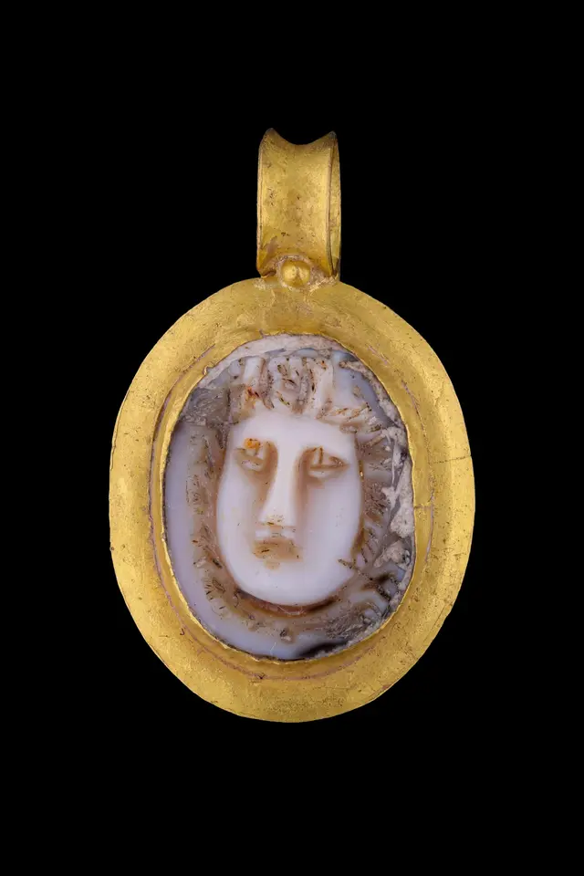 ROMAN AGATE MEDUSA CAMEO IN GOLD PENDANT